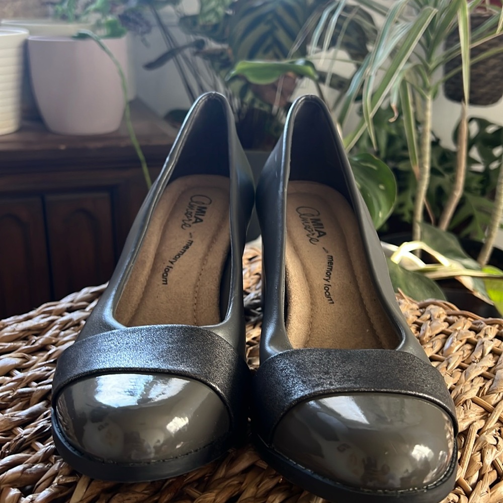Mia Amore with memory foam gray heels size 8